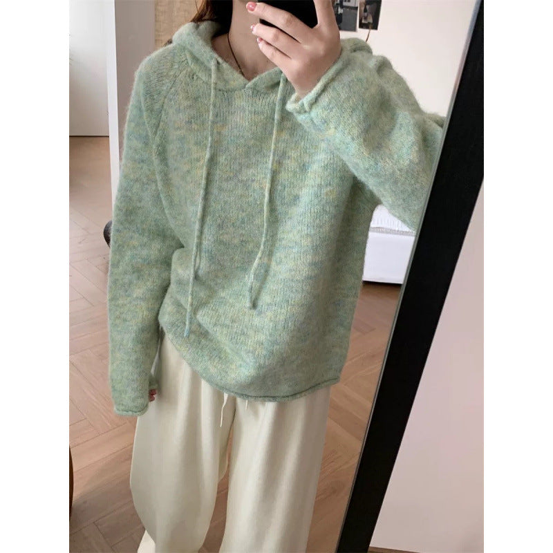 Dame koselig hettegenser laget av mykt fleece-materiale med kengurulomme Skjora