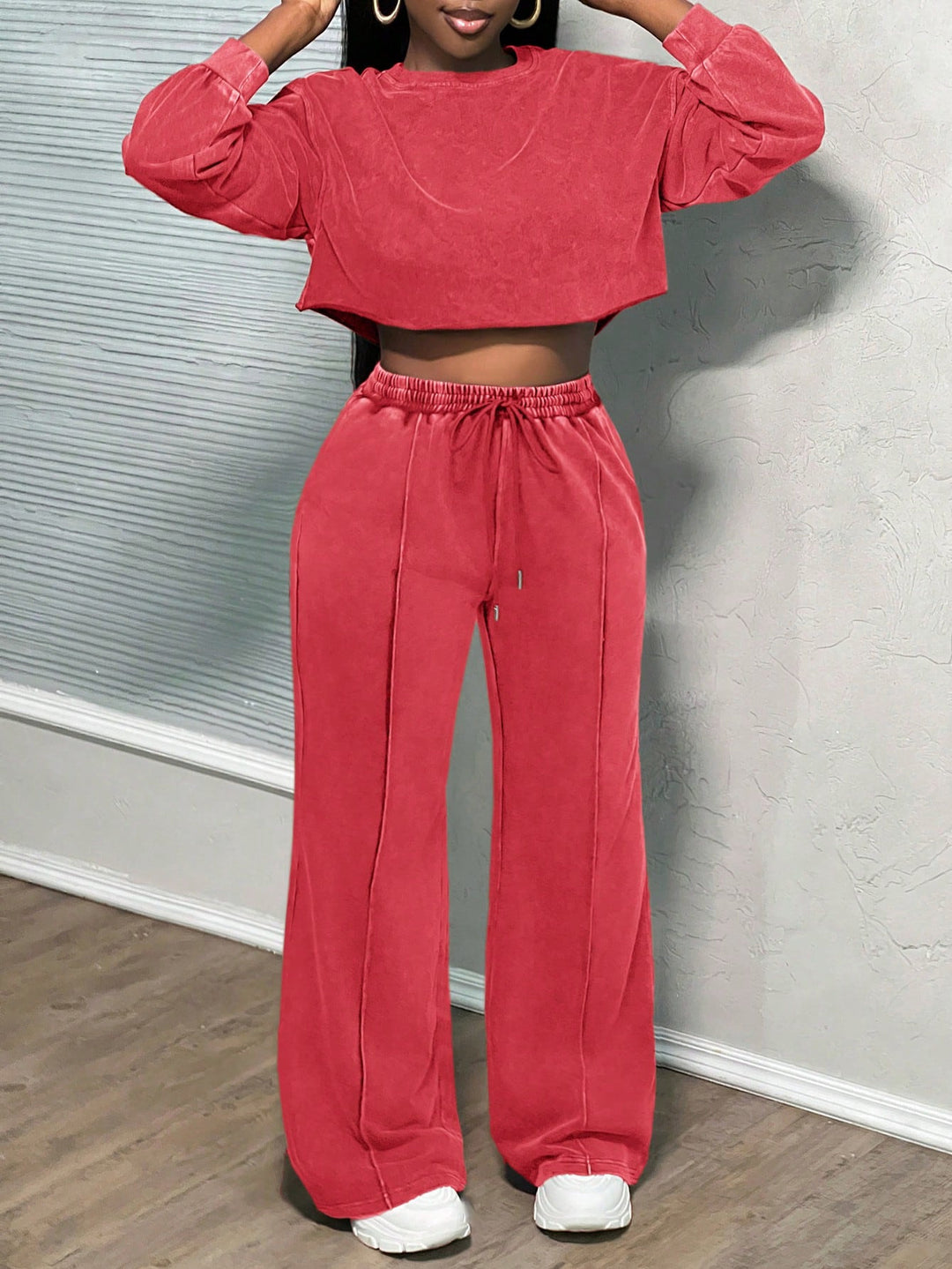 Kvinne kuttet loungewear-sett med vide bukser og høy midje Skjora
