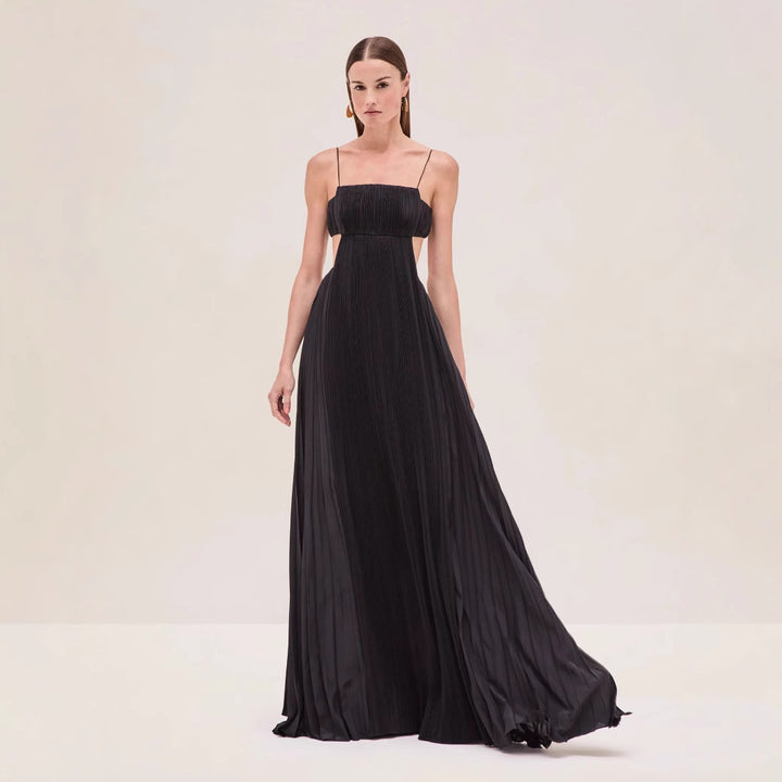 Kvinne maxi kjole med elegante plissert detaljer og tynne spaghetti stropper