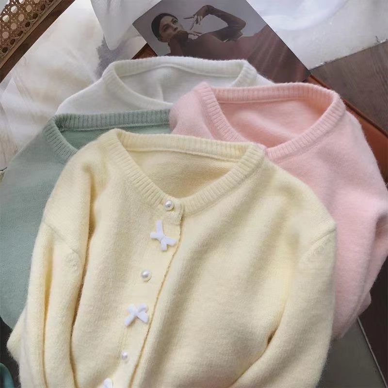 Kvinnens koselige cardigan med perleknapper og delikat design Skjora