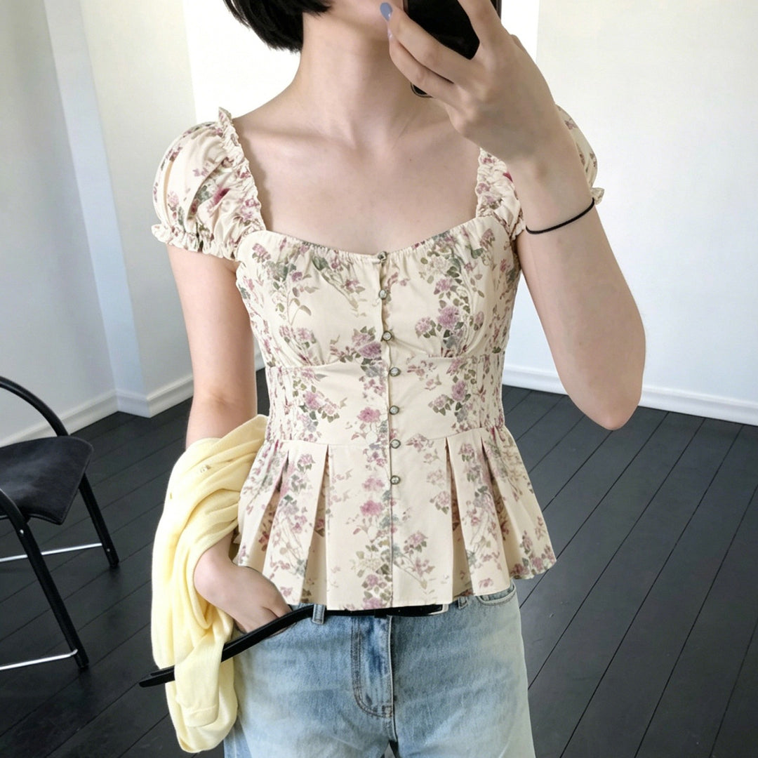 Damebluse med blomsterdesign og volanger