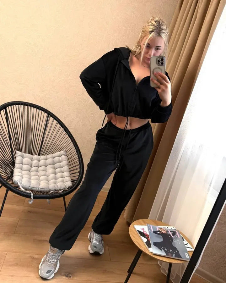 Women's Short Hoodie and Loose Joggers in Relaxed Fleece Design Skjora