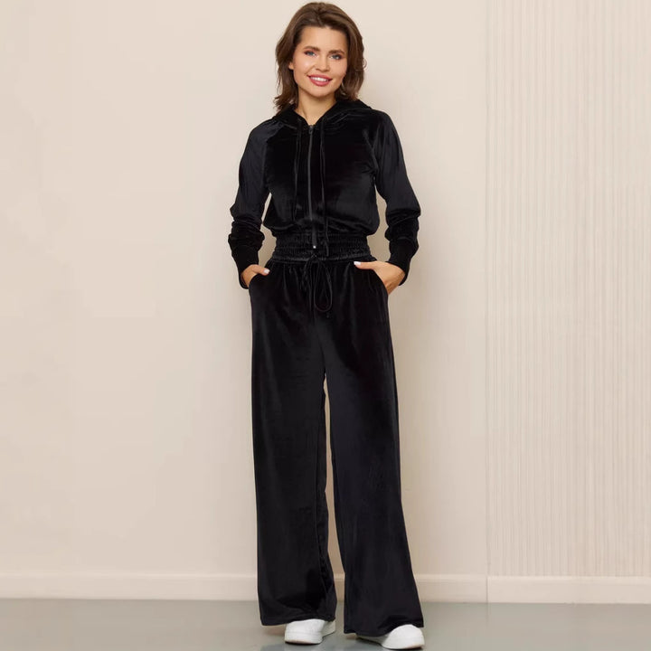 Kvinne sporty velour treningsdrakt med cropped hettegenser og løs passform