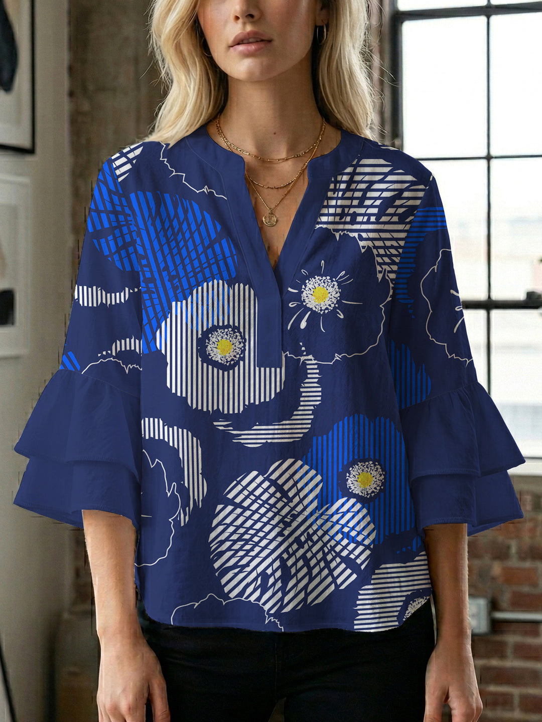 Damer elegant bluse skjorte med voluminøse rysjermer og grafisk blomsterdesign Skjora