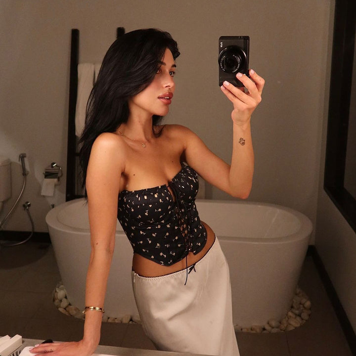 Kvinne crop top med rynker og blonder detaljer Skjora