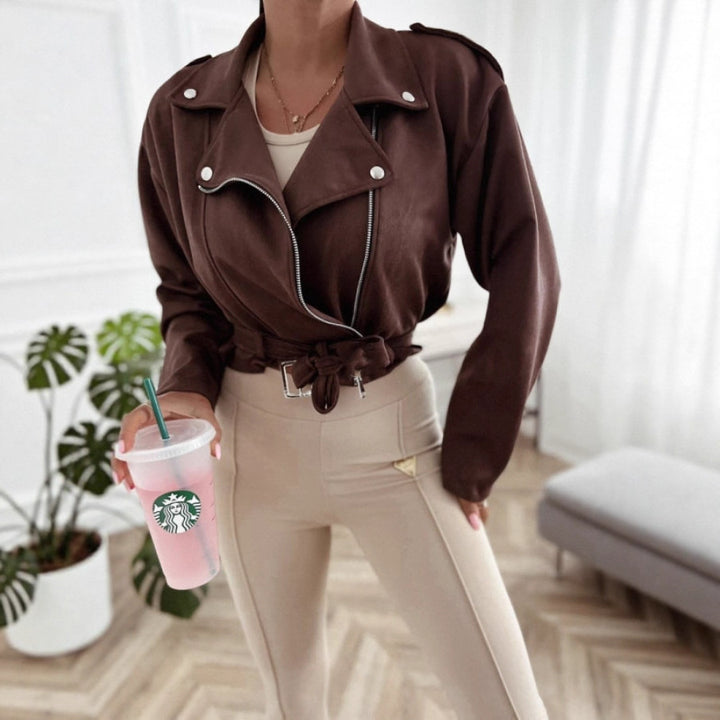 Dame elegant og moteriktig faux skinn bikerjakke med belte Skjora