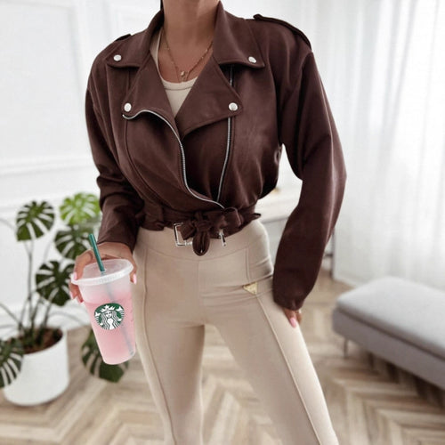 Dame elegant og moteriktig faux skinn bikerjakke med belte Skjora