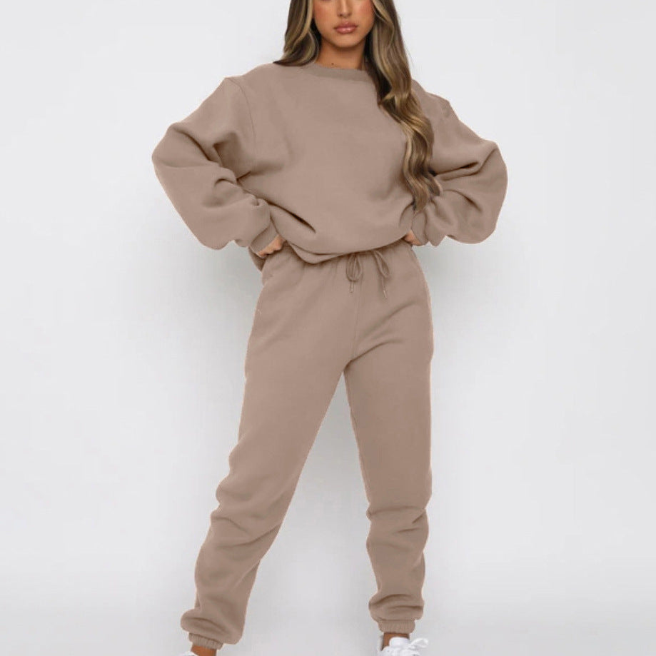 Kvinnelig koselig sweatshirt sett med kortermet genser og elastiske bukser Skjora