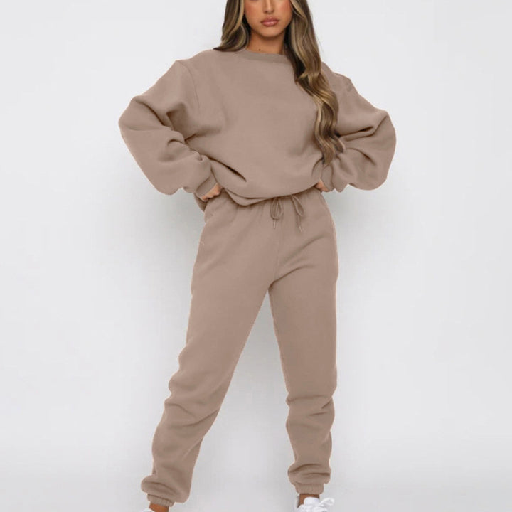Kvinnelig koselig sweatshirt sett med kortermet genser og elastiske bukser Skjora
