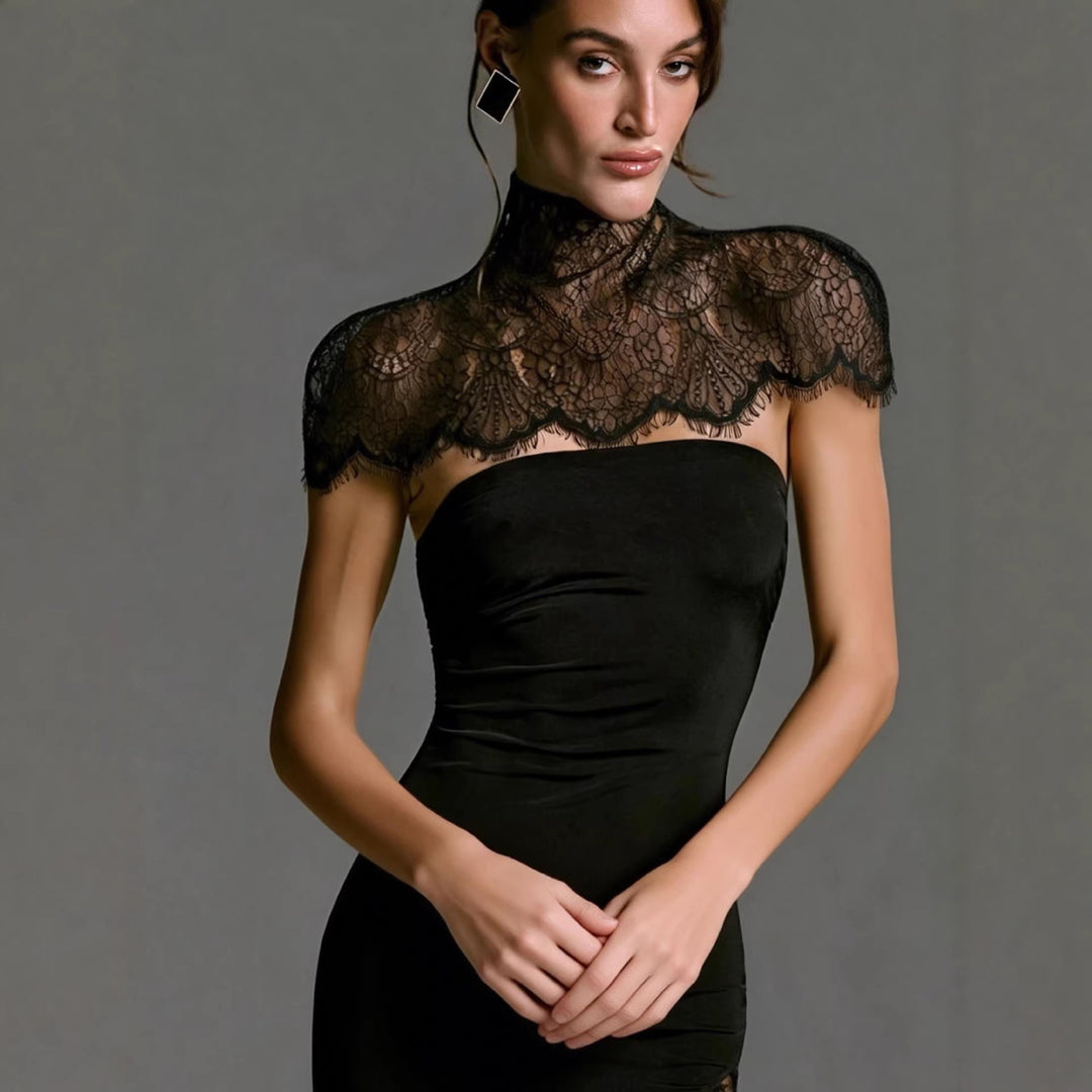 Ladies Elegant Wedding Dress with Lace and Figure-Hugging Cut
