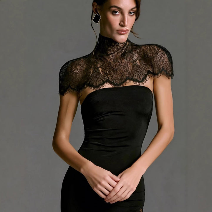Ladies Elegant Wedding Dress with Lace and Figure-Hugging Cut
