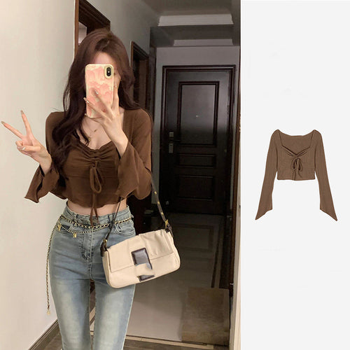 Kvinnes Cropped Top med Fino Knute og Bred Ermet Skjora