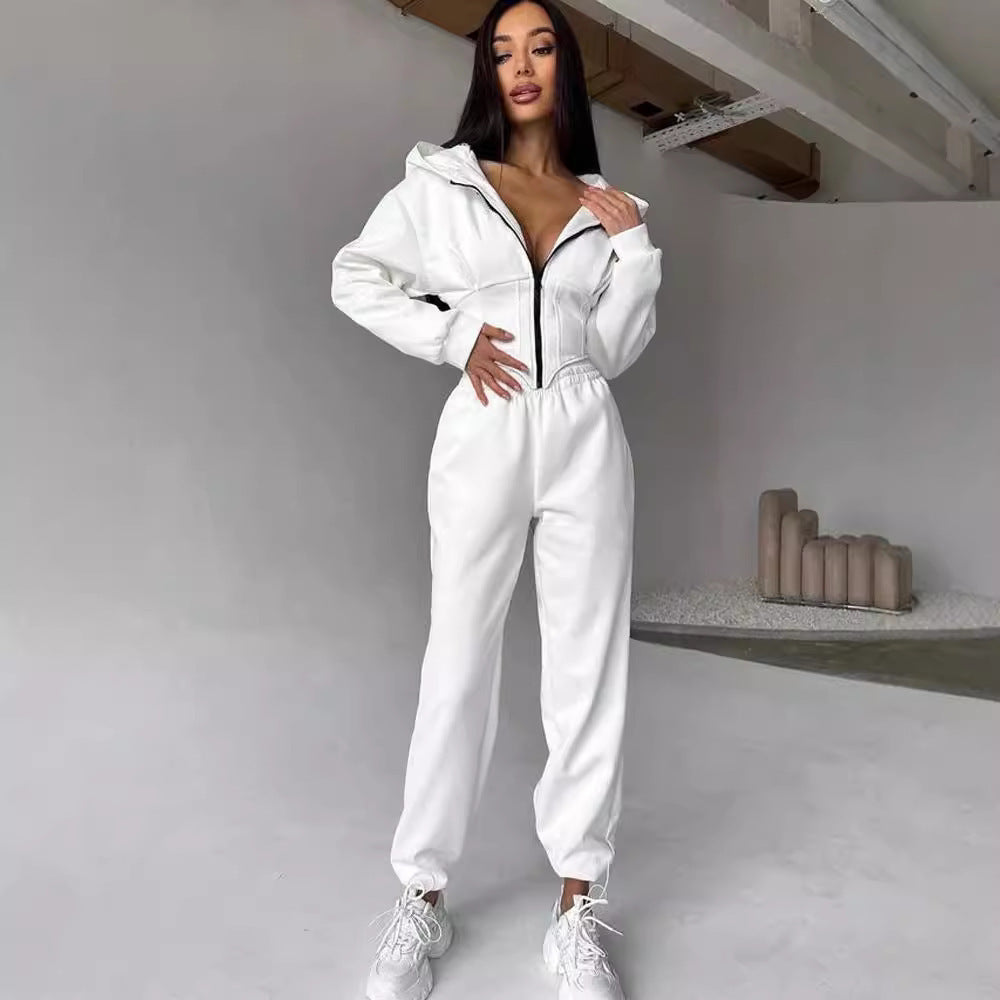 Kvinnens figursydde jumpsuit med skreddersydd design og sporty hette Skjora