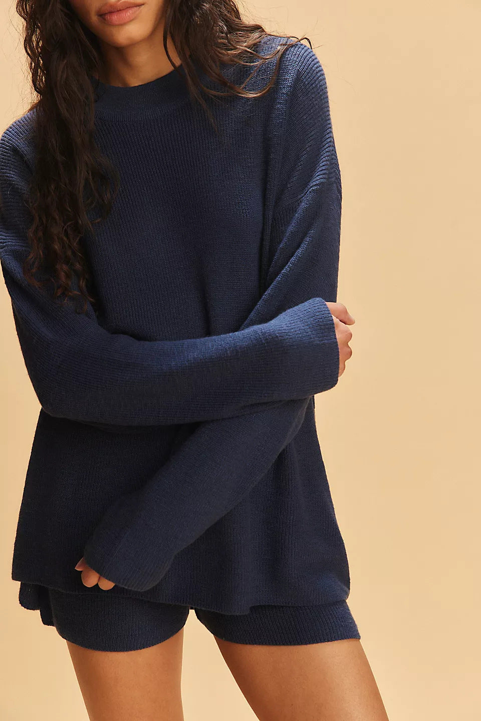 Dameknitssett med oversized genser og shorts Skjora