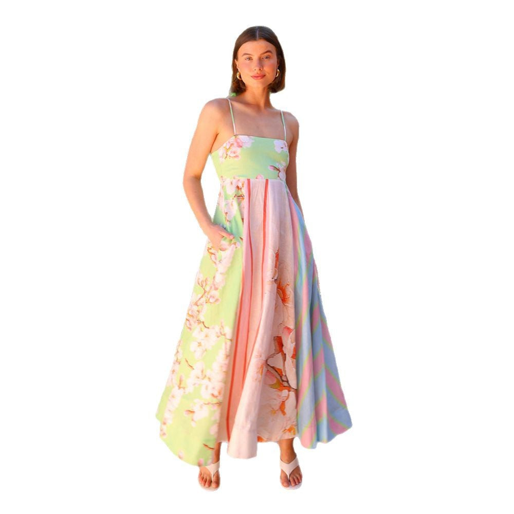 Kvinne maxi kjole med flerfarget blomsterdesign og stilfull stripete utseende