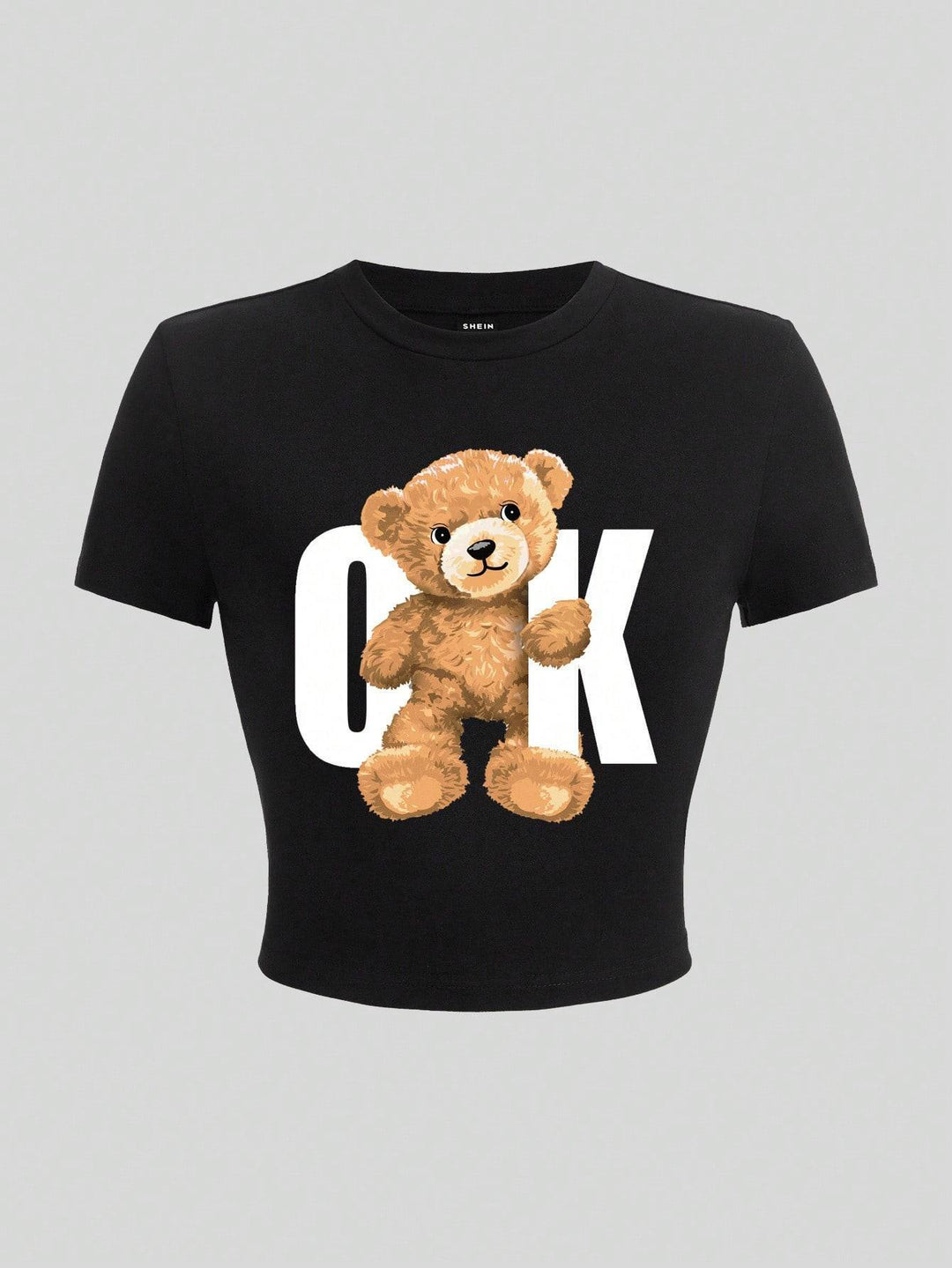 Dame Crop-T-shirt med lekent bjørnemotiv og moderne skrift Skjora