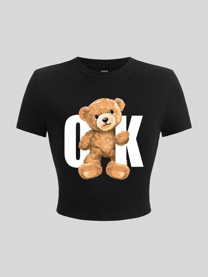 Dame Crop-T-shirt med lekent bjørnemotiv og moderne skrift Skjora