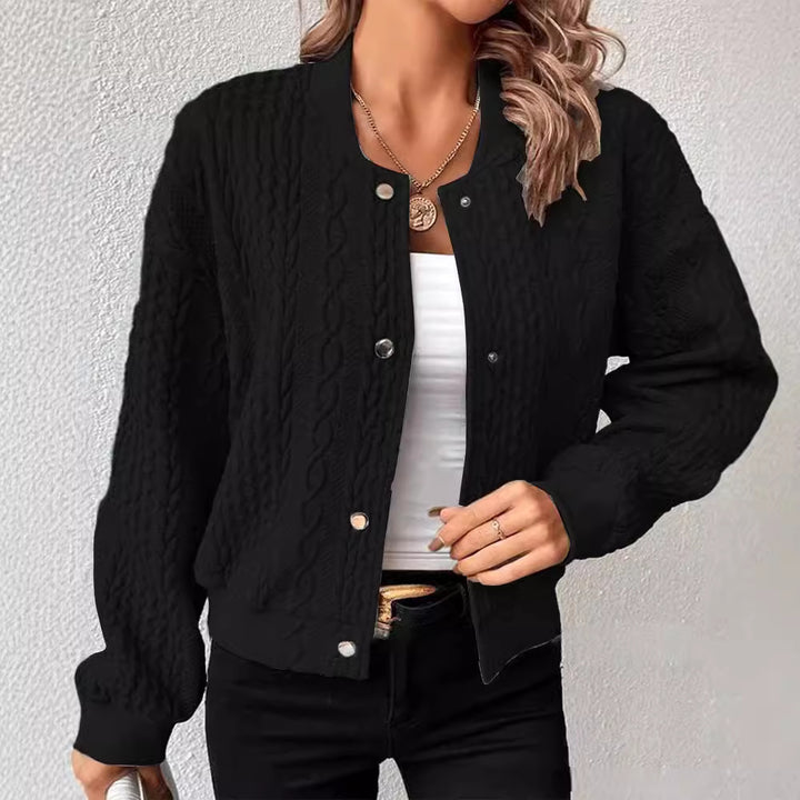 Kvinnens cardigan med elegant flette strikk mønster og trykknapp lukking Skjora