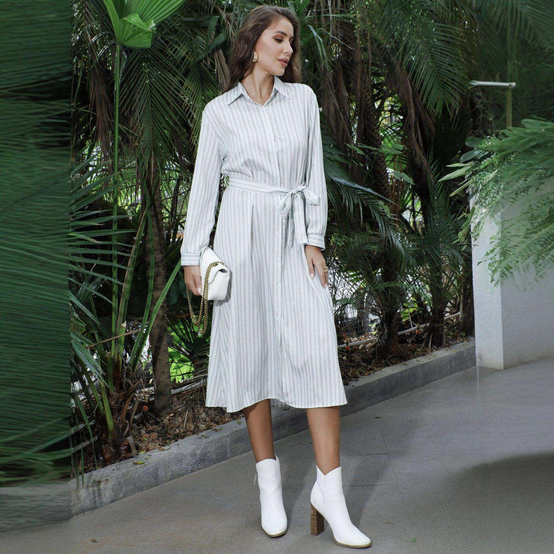 Kjolebluse for kvinner med stripete design og belte i midjen