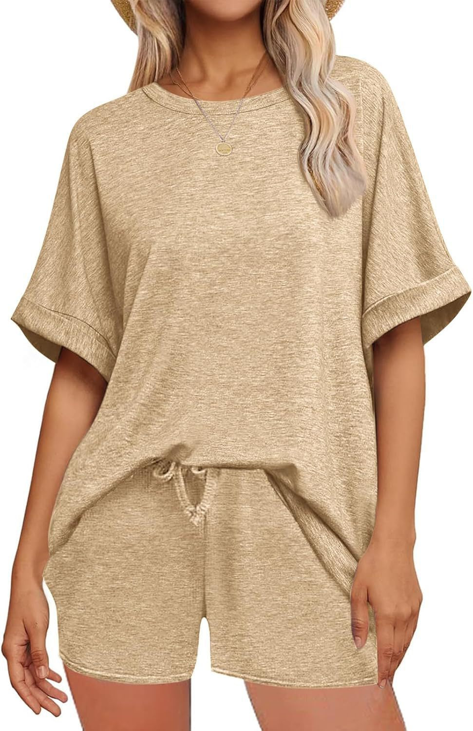 Dame avslappet fritidssett med oversized T-skjorte og shorts Skjora