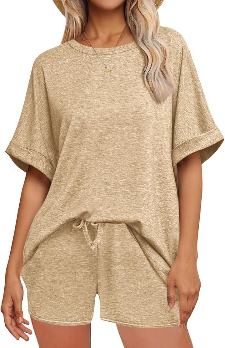 Dame avslappet fritidssett med oversized T-skjorte og shorts Skjora
