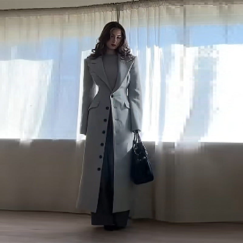Kvinnes elegant trenchcoat med dobbel knapplukking og skreddersydd passform Skjora