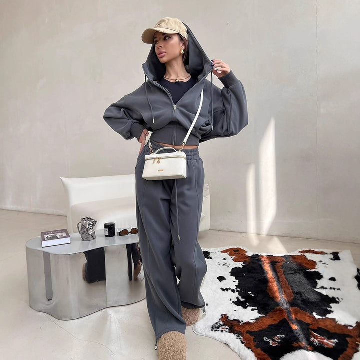 Kvinnelig komfortabel og elegant loungewear-sett med hettegenser og vide bukser Skjora