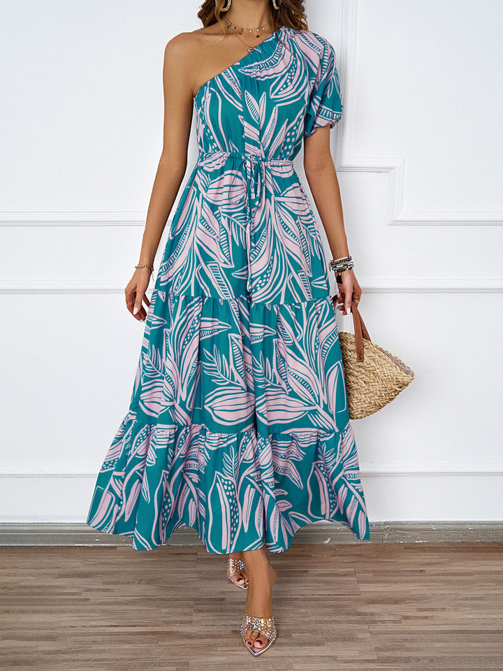 Kvinne maxi kjole i asymmetrisk design med blomsterdesign og omslag belte Skjora