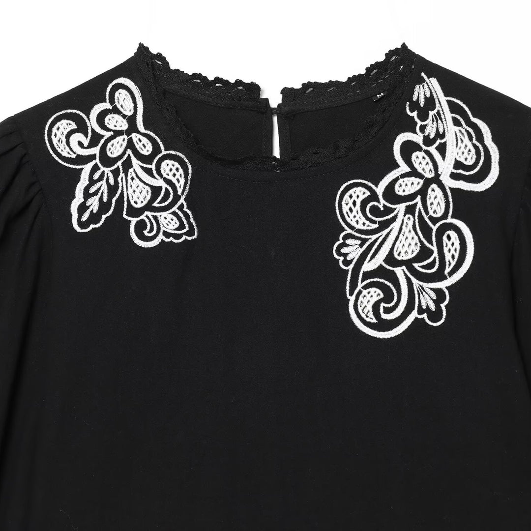 Damebluse med floral blonde og volangermedler Skjora