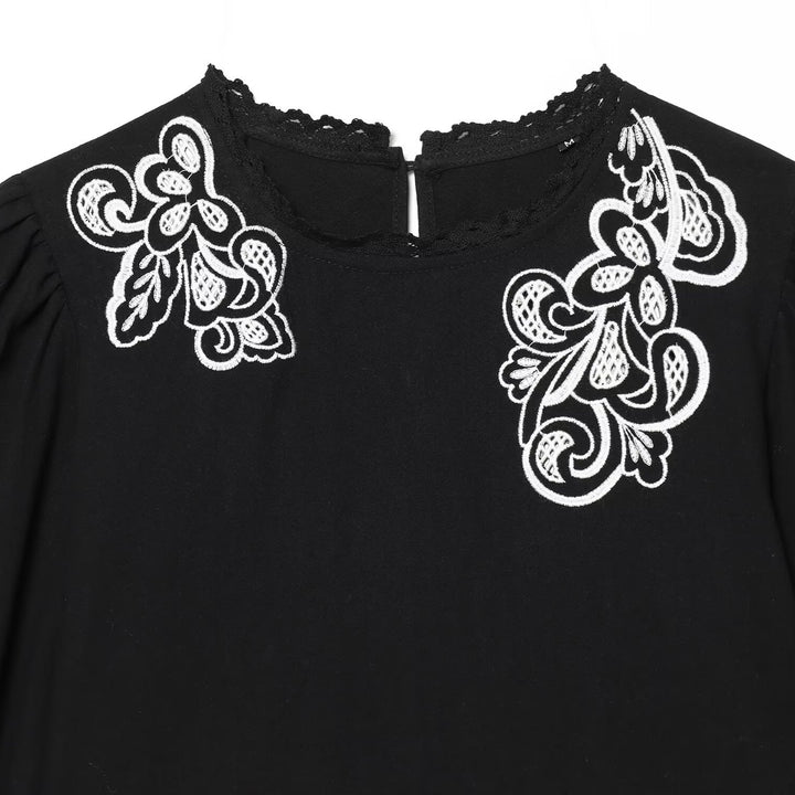 Damebluse med floral blonde og volangermedler Skjora