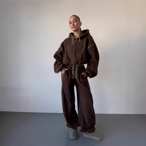 Kvinnenes avslappede hettegensers joggedrakt med løse bukser og side stripe Skjora