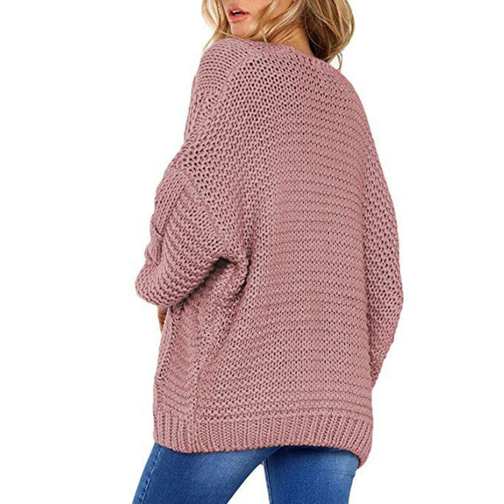 Kvinnelig chunky strikket cardigan med elegant kabelmønster og løs passform Skjora