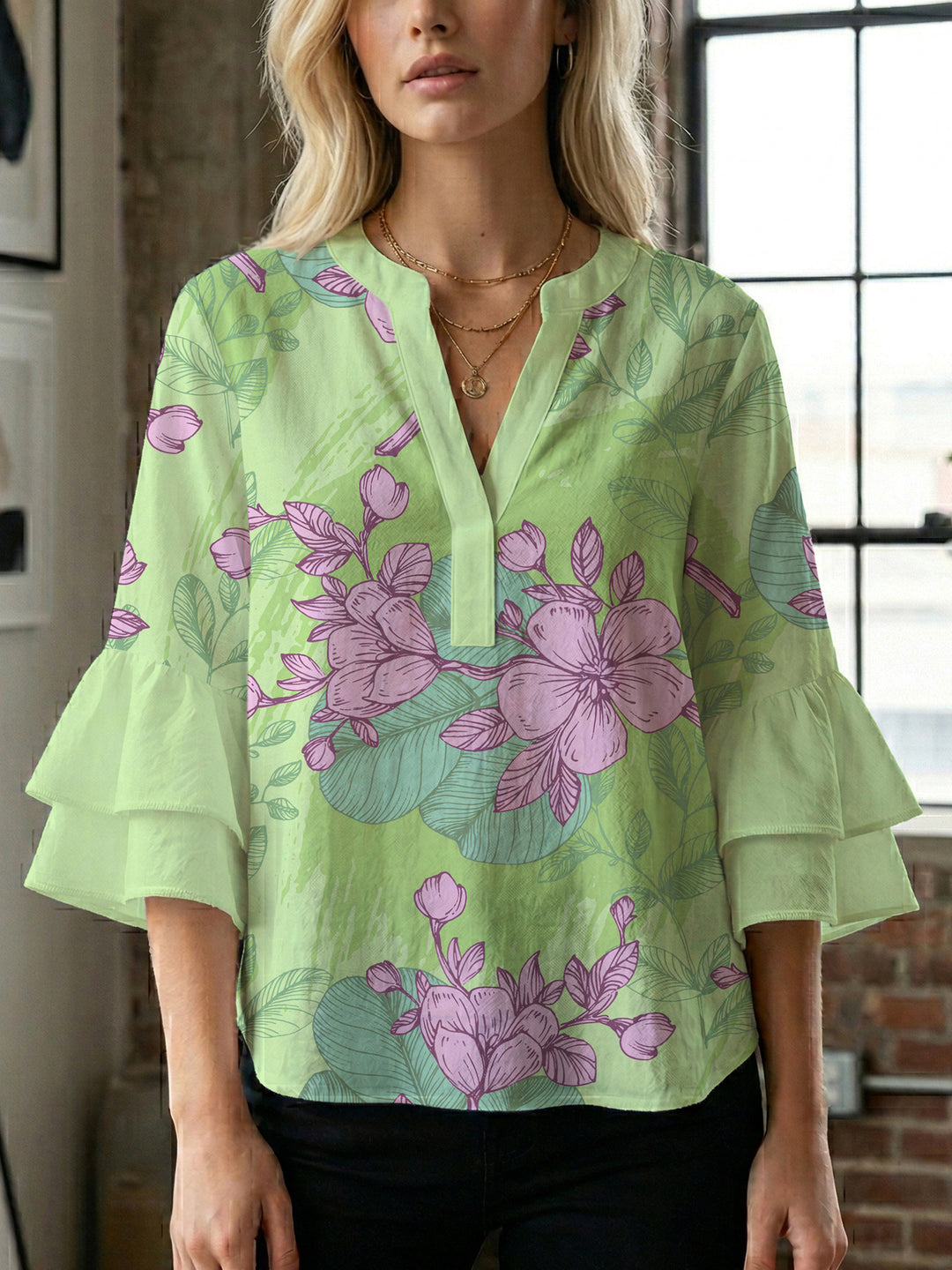 Damebluse med voluminøse ermer og blomsterdesign Skjora