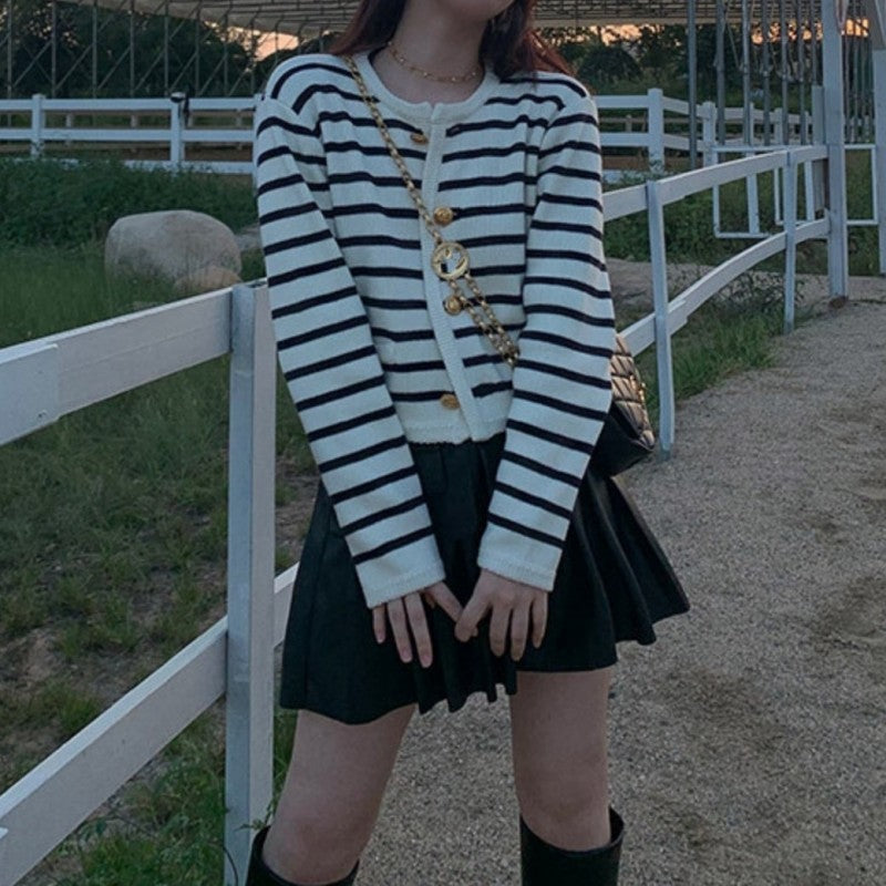 Kvinnelig cardigan med elegante knapper og stripemønster Skjora