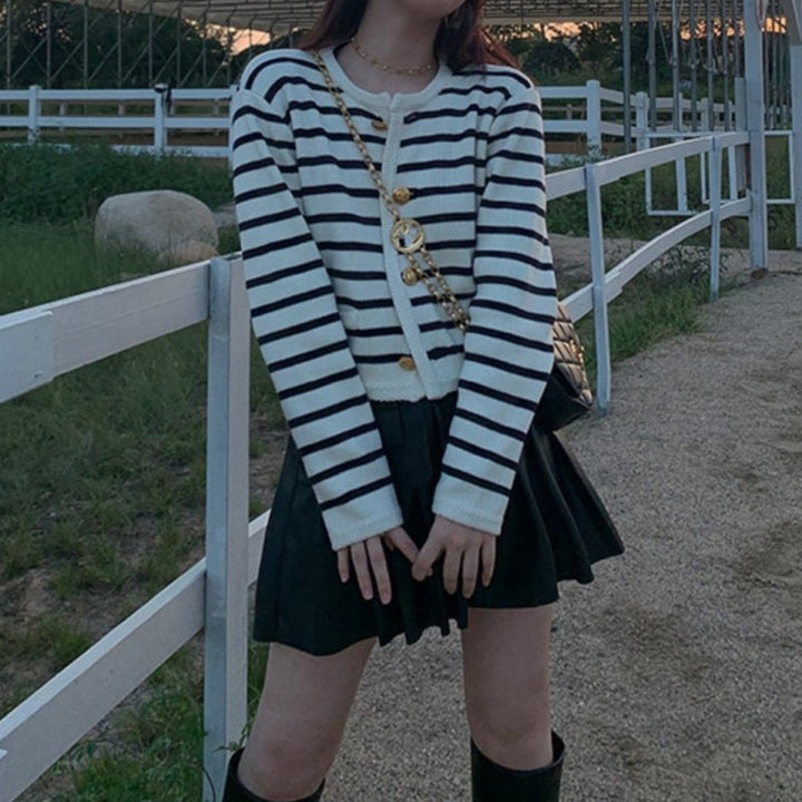 Kvinnelig cardigan med elegante knapper og stripemønster Skjora
