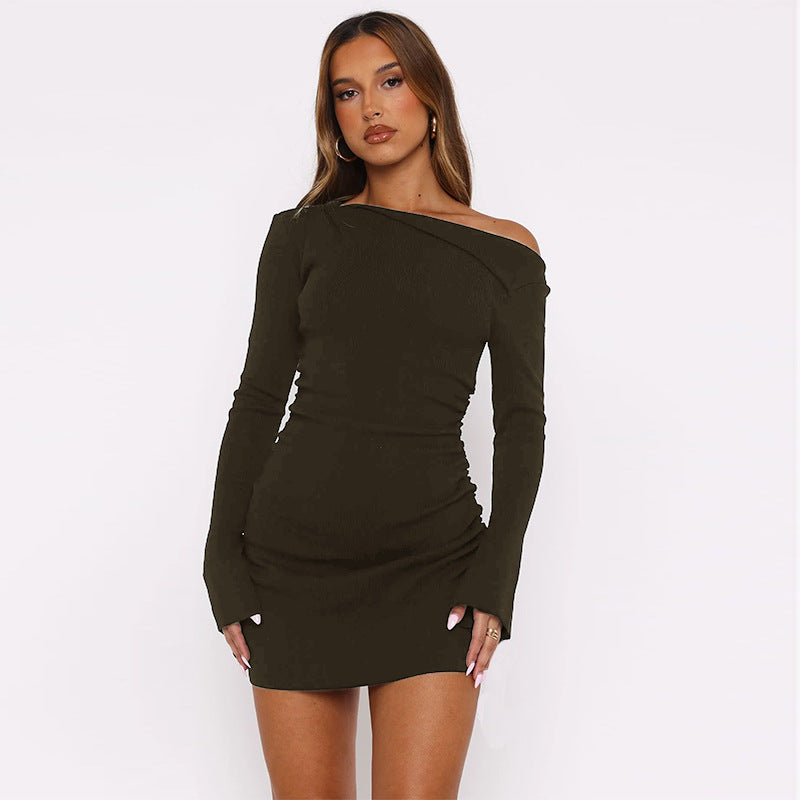 Damer asymmetrisk minikjole med ruffles og elegant utringning Skjora