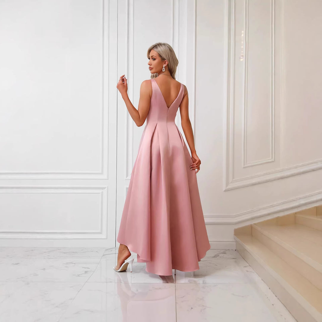 Kvinnens elegante kveldsdrakt med asymmetrisk snitt og raffinerte folder