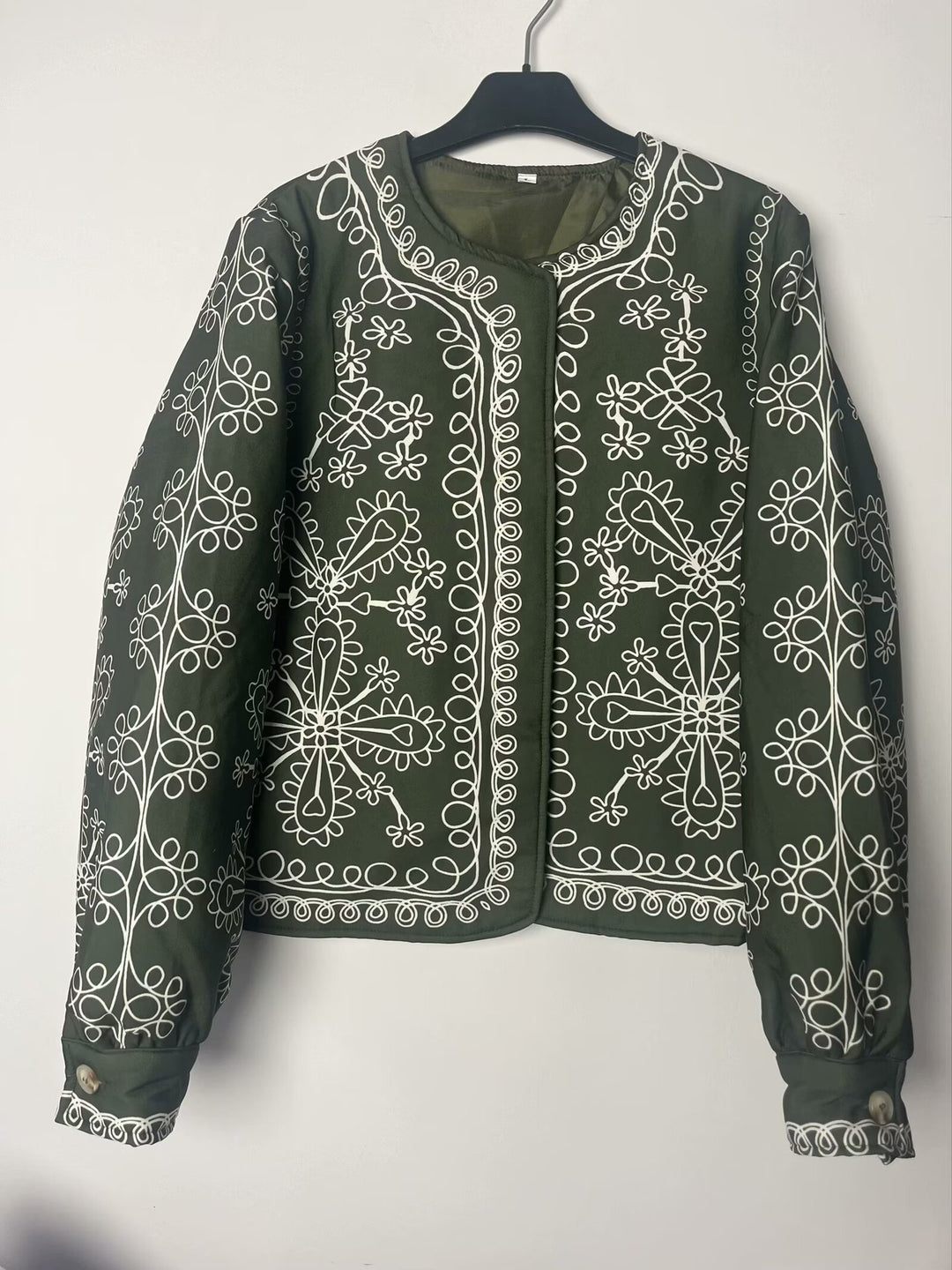 Kvinne patchwork design jakke med blomster mønster og elegante applikasjoner Skjora