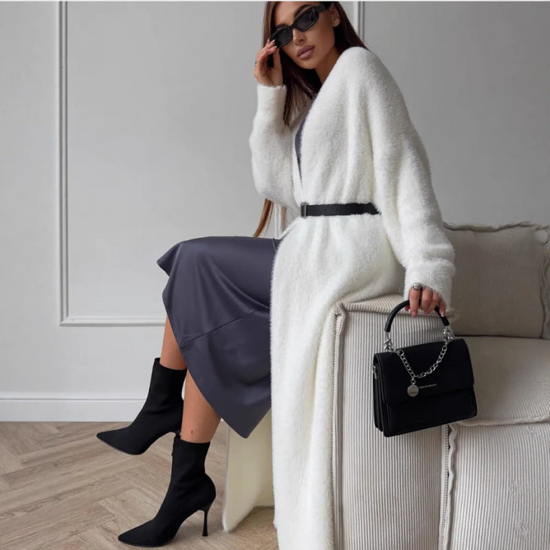 Kvinnes Fuzzy Lang Strikket Kåpe med Elegant Snitt og Løse Ermer Skjora