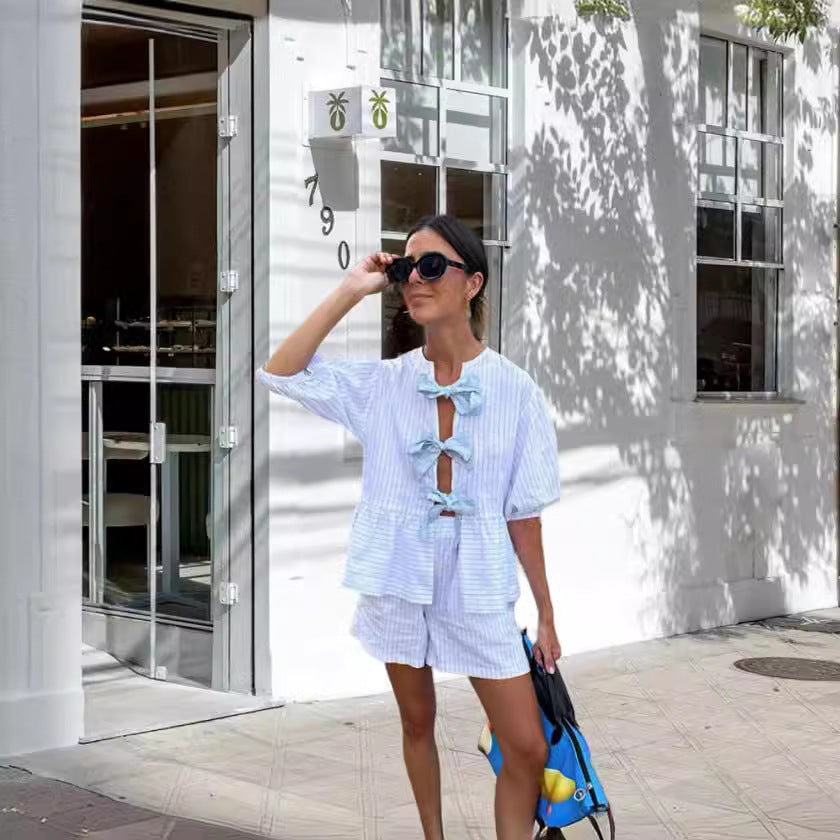 Kvinne fritidsett med stripet topp og shorts i en avslappet look