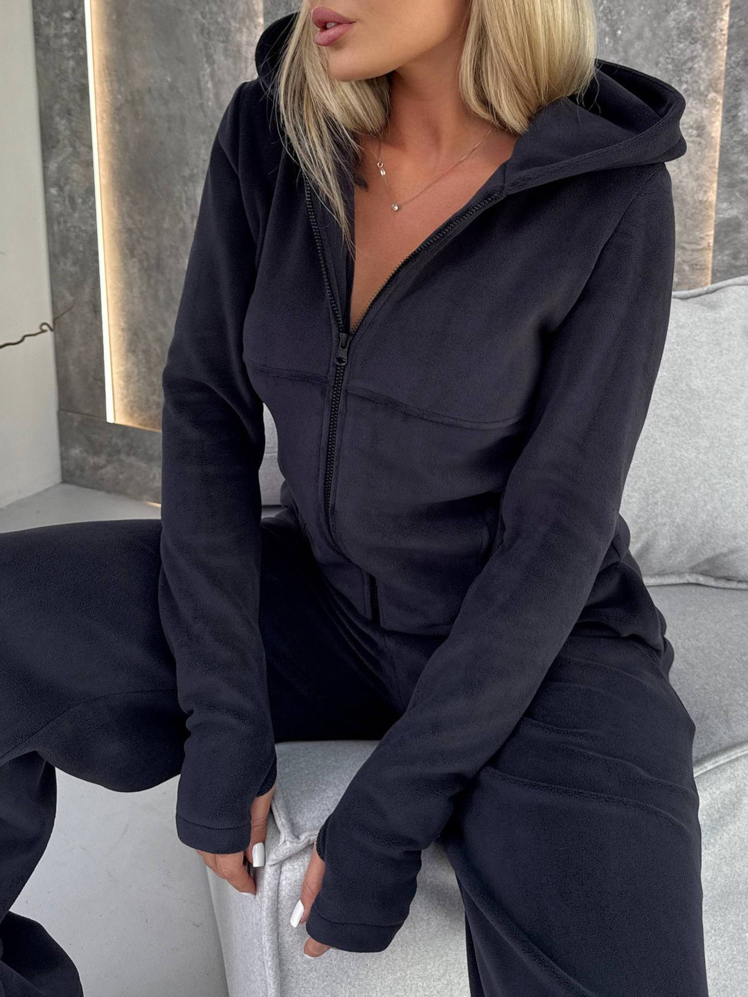 Kvinners fleece jumpsuit med høy krage og praktiske lommer