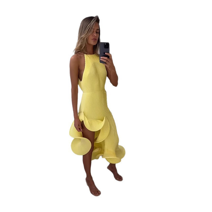 Kvinnes maxi kjole med asymmetrisk volang og elegant plissett skjørt Skjora