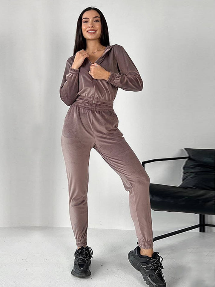 Kvinner's Velour Joggedrakt med Fasjonabel Kuttet Design og Praktisk Glidelås Skjora