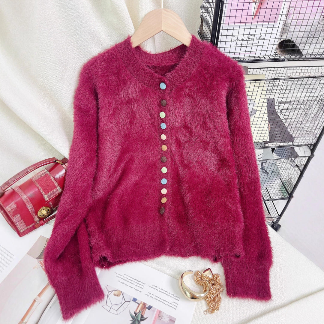 Kvinnelig fluffy cardigan med fargerike knapper og vid-kuttet design Skjora