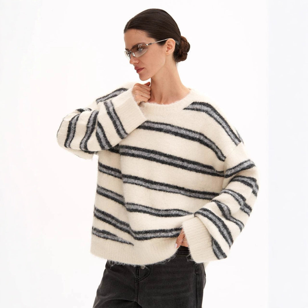 Kvinnes oversized stripete genser laget av mykt materiale Skjora