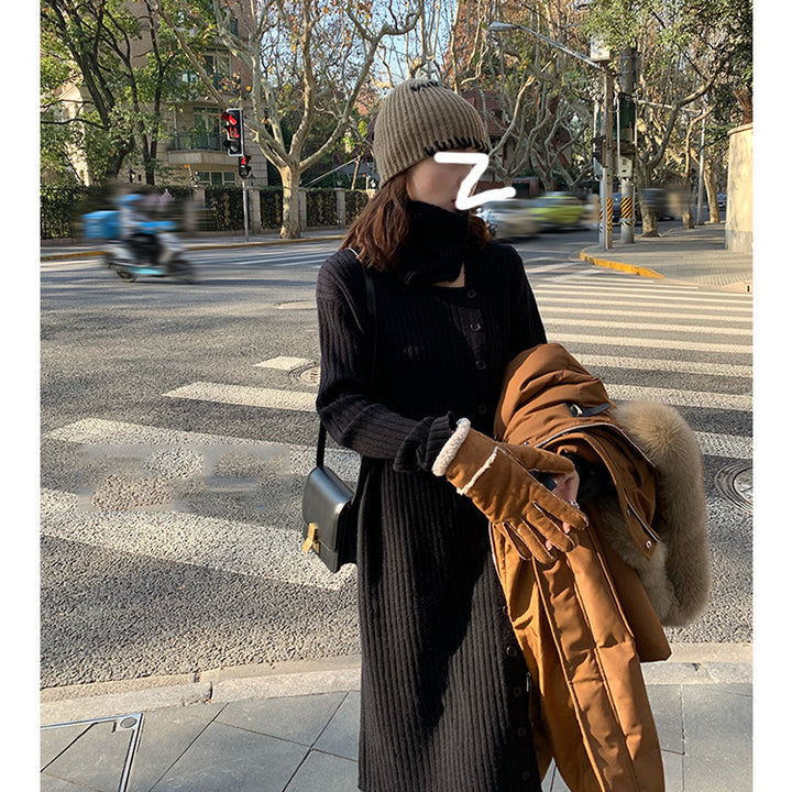 Kvinnesk knitted kjole med høy krage og knappelukking Skjora