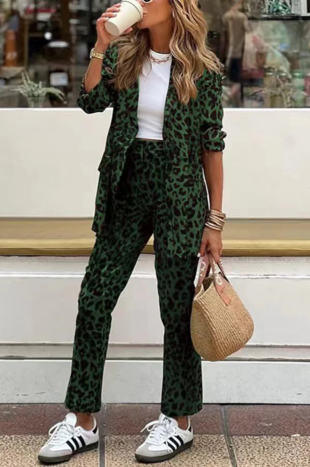 Kvinnelig Elegant Blazer Dress i Moderne Dyreprint Skjora