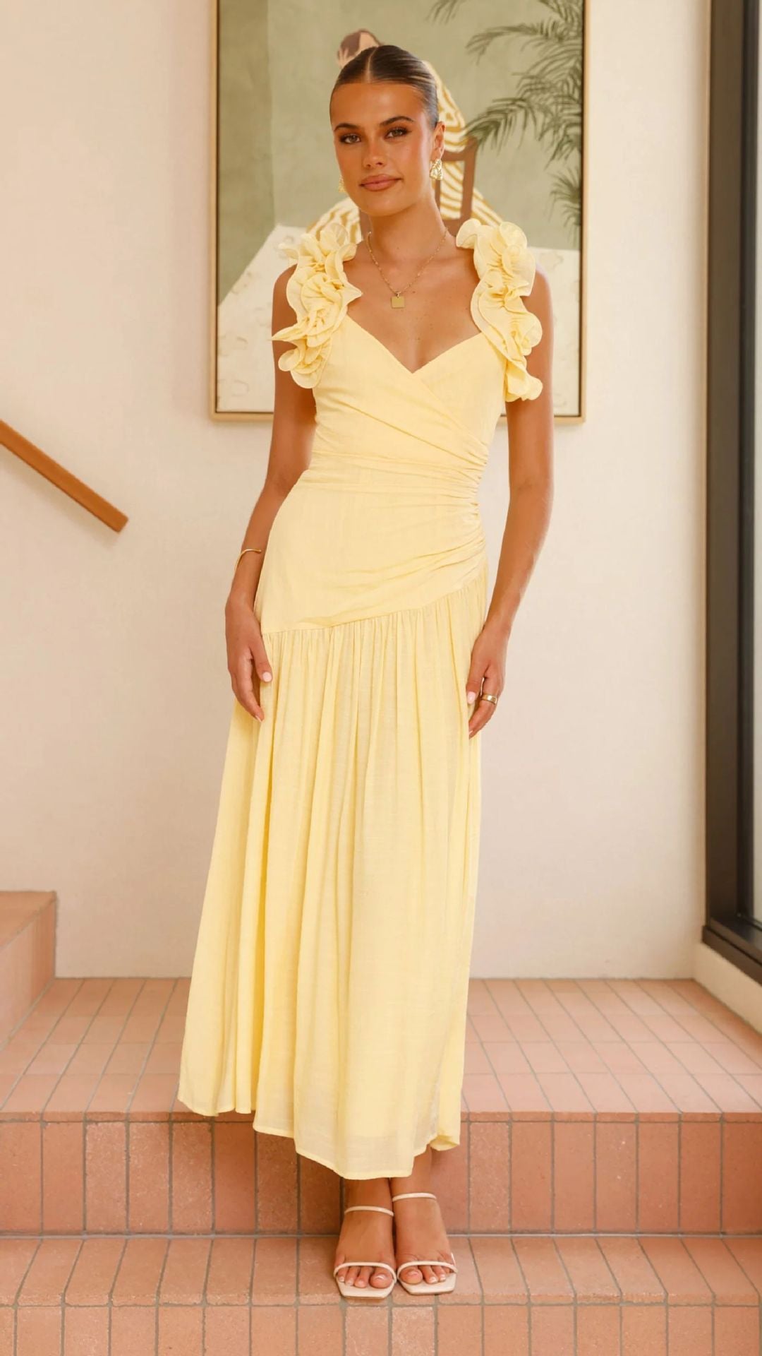 Dames maxi kjole med elegante volanger og figursydd snitt