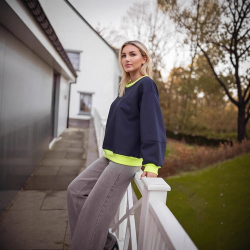 Kvinnelig casual sweatshirt med kontrasterende mansjetter og moderne snitt Skjora