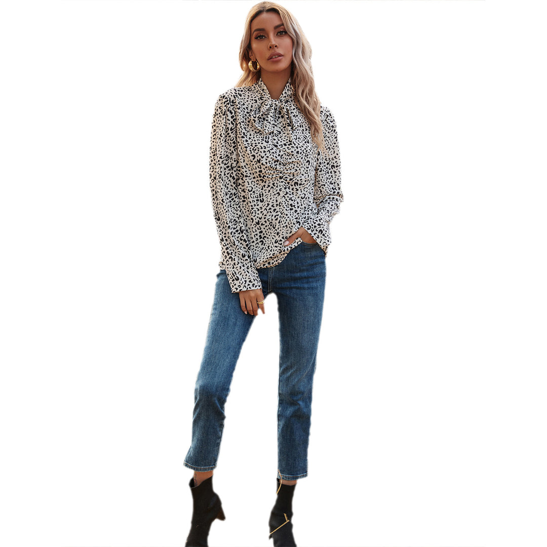 Damen elegant Bluse med volangdetaljer og edelt leopardmønster Skjora
